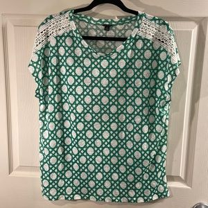 Ann Taylor Geometric Green and White T-shirt with Lace Accents Size Small